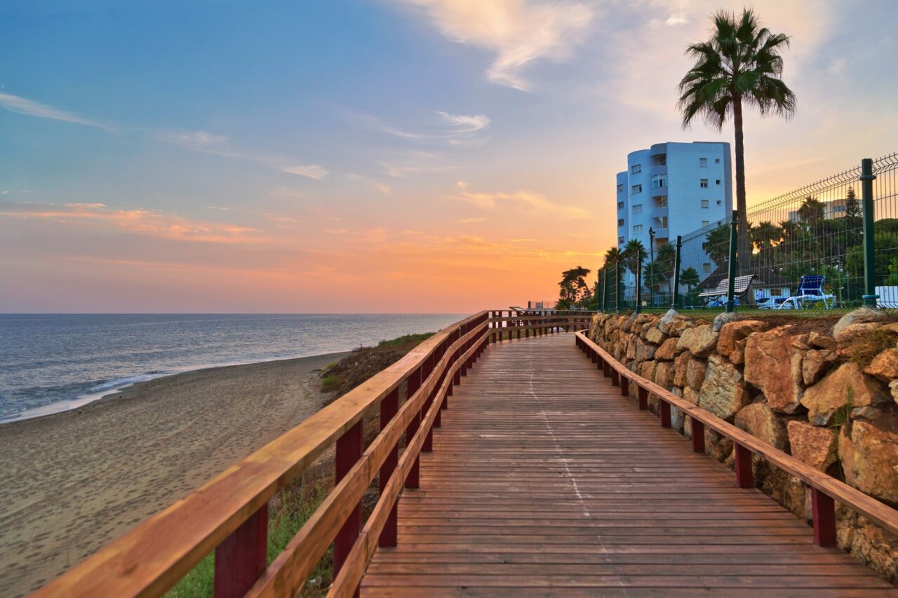 Huis kopen Mijas - kustlijn en boardwalk Mijas Costa bij zonsondergang
